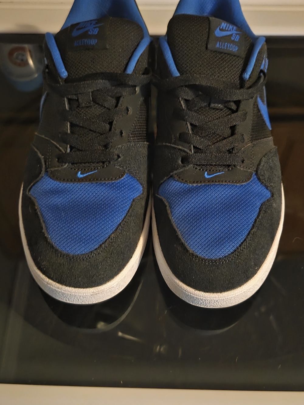 Nike Men's Blue and Black Low-Top Sneakers